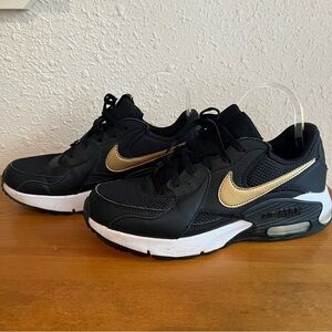 Nike AirMax Tennis shoe w/ Gold Swoosh Women’s 8.5 basketball athletic trainer